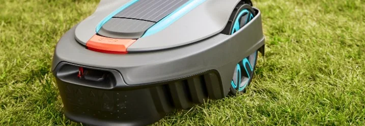 Roboter-Rasenmäher auf grünem Rasen